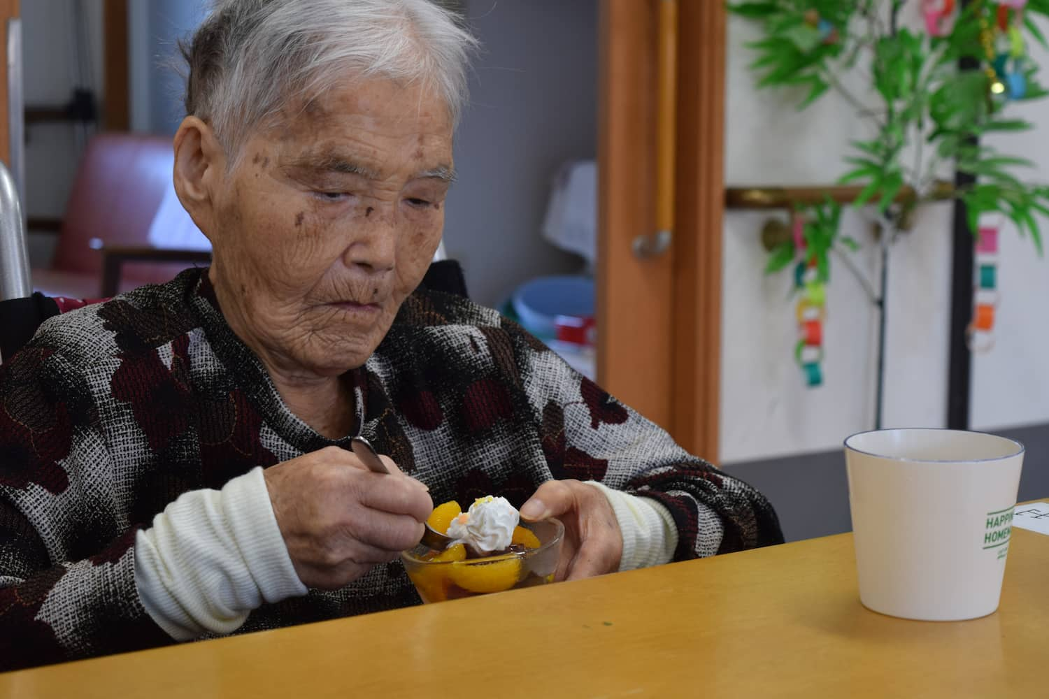 軽自動車の後部座席に利用者さんを乗せています